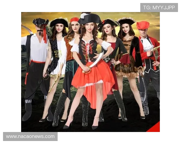 鲁本迪亚斯与女友化身海盗亮相万圣节派对尽显浪漫与狂欢气氛